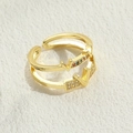 Lot de deux bagues plaquées or 14K avec zircons colorés et transparents en forme de V - Lettre V Plaqué Or 14K (JZ0211)