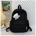 Detalle de mochila de nailon negro con bolsillo con cremallera y colgante de oso de peluche - Sin colgante / Negro