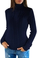 Vue détaillée du pull bleu foncé à col roulé avec une texture en maille torsadée - Bleu
