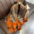Foulard en soie classique orange et marron avec motifs d'oiseaux peints à la main - 24117-image Principale / 110*110CM