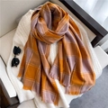 Detail eines weichen orange-rosa karierten Schals mit Fransen auf weißem Pullover - Orange & Rosa Kariert (WT66-2)