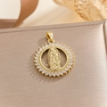 Dettaglio ciondolo dorato Vergine Maria con zirconi colorati incastonati e rilievo sacro - Ciondolo Vergine Maria Rotondo Cavo Oro Con Zirconia Bianca