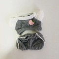 Graues Strickpuppen-Kleidungsset mit Pfirsich-Stickerei für 17 cm Plüschpuppen - Graues Pfirsich-Sportset / Passend für 17cm Puppe