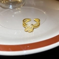 Detalle del anillo Saturno dorado con circonita cúbica y banda de doble torsión pulida - Diseño de Saturno / Dorado