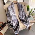 Détail d'un foulard en soie vintage aux motifs floraux noir et blanc sur une chaise - 110*110CM / Jungle d'oiseaux Noirs