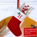Roter Strick-Weihnachtsstrumpf mit weißem Rand und gesticktem Buchstaben H - Buchstabe H / Rot