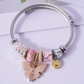 Bracciale a cavo argentato con perline a cuore rosa e ciondolo a farfalla dorato - Rosa