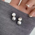 Minimalistische zilveren oorknopjes met grijze parels en gebogen metalen schijven voor dames - 10MM Parel oorknopjes / Lichtgrijs