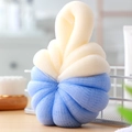 Spugna da bagno morbida bicolore blu e beige a forma di zucca con comodo gancio ad asola - Blu