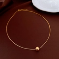 Dettaglio di una collana placcata oro 18K con ciondolo a sfera testurizzata e catena regolabile - Oro (Placcato Oro 18K)