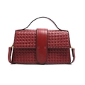 Borsa a tracolla rossa con trama intrecciata, manico strutturato e dettagli in metallo oro - Rosso