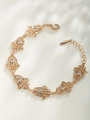Dettaglio di un bracciale mano di Fatima dorato con pietre in zircone e catena regolabile - Placcato Oro 18K