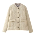Detalle de chaqueta acolchada beige con forro de leopardo y botones marrones - S / Blanco Roto