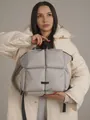 Sac à dos matelassé gris clair avec motif carré moderne et sangles noires - Gris clair