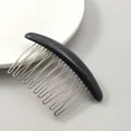 Detail eines 10-zahnigen Metall-Haarkamms mit schwarzem Harzaufsatz für langes Haar - Schwarz