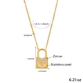 Dettaglio del ciondolo a lucchetto a cuore placcato oro 18k con zircone su catena in acciaio - Oro