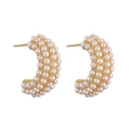Élégantes boucles d'oreilles créoles dorées en C ornées de rangées de perles blanches - Forme en C Dorée 1 Paire