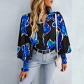 Détail de l'imprimé floral bleu et poignets élastiques bouffants sur chemisier femme - S / Noir