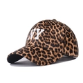 Gros plan d'une casquette léopard avec broderie NY blanche et tissu texturé chaud - M (56-58cm) / Léopard Foncé NY PU