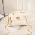 Detalle de bolso beige con relieves de corazones y cierre giratorio metálico dorado - Blanco Roto