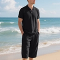 Dettaglio del set polo e pantaloncini in cotone e lino neri su sfondo spiaggia assolata - Taglia S / Top E Pantaloni / Nero