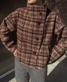 Detail van de opstaande kraag en het bruine ruitpatroon op een kort casual jack - S / Bruin Geruit