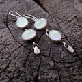 Boucles d'oreilles asymétriques en argent avec pierres œil de chat blanches et pendentifs - Vert Clair Style Pierre de Lune