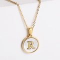 Collar de titanio chapado en oro de 18k con colgante redondo de nácar y la letra R - Letra R