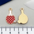 Pendentif raquette de ping-pong dorée avec émail rouge et détail de perle blanche - Red Ping Pong Racket with Pearl (21739)