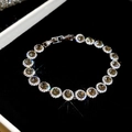 Vue macro d'un bracelet en zircon de couleur champagne sur fond velours noir - Champagne