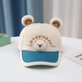 Dettaglio cappellino neonato con orecchie d'orso 3D e ricamo Happyday rifinito - Orso Felice Beige