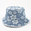 Hellblauer Anglerhut aus Denim mit weißen Gänseblümchen-Stickereien und Fransen - M (56-58cm) / Hellblau