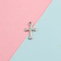 Vue détaillée d'un pendentif croix en acier inoxydable sur fond rose et bleu clair - Forme de Croix (9#)