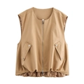 Detail der khakifarbenen Outdoor-Weste mit Metallreißverschluss und zwei Klappentaschen - Khaki