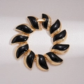 Vista dettagliata della collana a foglie retrò con placcatura in oro e smalto nero - Bracciale - Nero