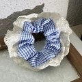Chouchou à carreaux vichy bleu et blanc avec bordure en dentelle de style vintage - Chouchou à Carreaux Bleus Dentelle