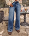 Buitenopname van high-waist jeans met wijde pijpen in medium wassing blauw met schoenen - S / Donkerblauw