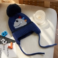 Berretto invernale in maglia blu scuro per bambini con paraorecchie e dinosauro - Dinosauro Blu Scuro