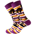 Detail von Halloween-Socken mit lila-orangen Streifen und schwarzem Katzenmotiv - Lila Katze