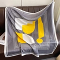Dettaglio di sciarpa quadrata 90cm con motivo geometrico giallo e grigio su divano in pelle - 90*90cm / Grigio Ardesia