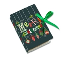 Detail der weihnachtlichen Buch-Schokoladenbox mit grüner Schleife und Festgrafik - Dunkelgrün Frohe Weihnachten Stil D