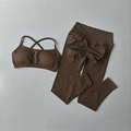 Detail der High-Waist-Leggings mit Raffung und Sport-BH mit überkreuztem Rücken in Dunkelbraun - S / Khakibraun