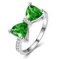 Detailed close-up of bow ring with green triangle zircons and silver plating - US 5 / Green