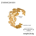 Dettaglio del bracciale rigido in acciaio inossidabile placcato oro 18K con fiori traforati - Bracciale a Fiore (larghezza 40 mm) / Oro