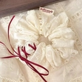 Chouchou rétro en dentelle beige avec ruban rouge et détails brodés élégants - Chouchou papillon blanc