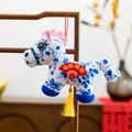 Colgante de peluche mascota del año chino del caballo 2026 con motivo de porcelana azul - Caballo de Papel Cortado de Dos Patas-Azul