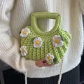 Handgefertigte hellgrüne Stricktasche mit Gänseblümchen-Dekor und Kunstperlen-Schultergurt - Material-Set / Hellgrün