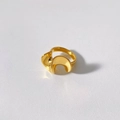 Primer plano de un anillo de acero inoxidable dorado con diseño de ondas irregulares - US 7 / Estilo Hoja de Loto (KBJ499) / Dorado