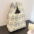 Borsa tote in maglia beige con cuori verdi e testo LOVE per i regali di metà autunno - Cuore con Lettera