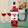 Dettaglio copribottiglia di vino in maglia Babbo Natale per decorazione festiva - Babbo Natale